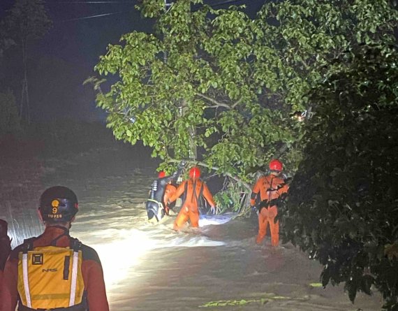 강릉 주문진읍 장덕리 주민 구조 [강원도소방본부 제공. 재판매 및 DB 금지]