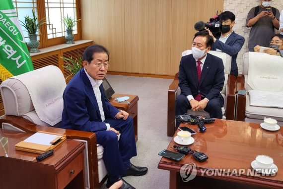 '홍준표 대구시장, 권기창 안동시장 만나 물 문제 논의' '홍준표 대구시장, 권기창 안동시장 만나 물 문제 논의' (대구=연합뉴스) 박세진 기자 = 홍준표 대구시장이 11일 대구시청 산격청사 시장 집무실에서 권기창 안동시장을 만나 안동댐·임하댐 물을 대구 식수원으로 사용하기 위한 '맑은 물 하이웨이' 사업을 논의를 하고 있다. 이번 만남은 최근 대구시가 구미시와 물 공급 문제를 놓고 이견을 보이는 가운데 성사됐다. 2022.8.11 psjpsj@yna.co.kr (끝)