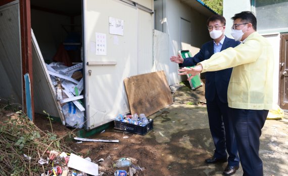 장상윤 교육부 차관이 12일 집중호우로 피해를 입은 서울 관악구 남강고등학교를 찾아 현장을 점검하고 있다. (교육부 제공) 2022.8.12/뉴스1