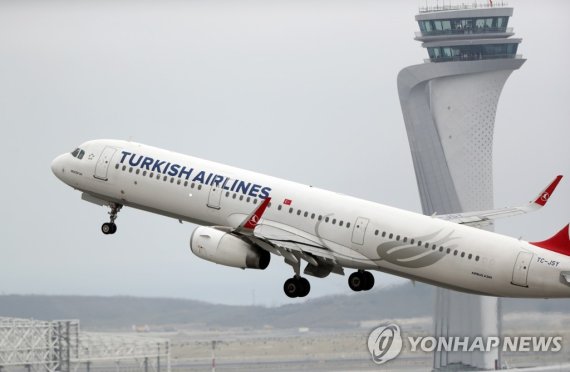 [여행소식] 터키항공, 겨울 유럽여행 특가 항공권 이벤트 epa07488218 A Turkish airlines plane takes off from the new Istanbul Airport in Istanbul, Turkey, 06 April 2019. Ataturk airport operations officially moved to the new Istanbul Airport on 05 April 2019. Moving took about 45 hours, with over 700 trucks involved. EPA/ER