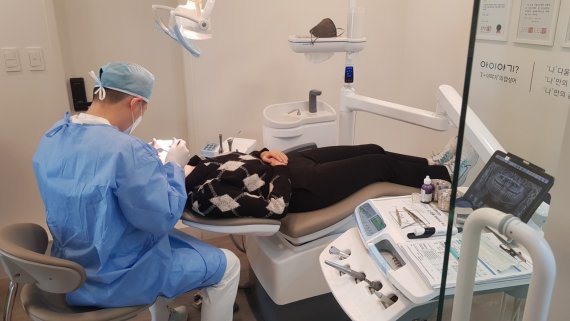 2월 3일 취재진이 치과에서 구강검진을 받고 있는 모습 ⓒ 뉴스1 신윤하 기자