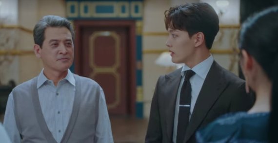 (사진 아래 왼쪽부터) 왕 회장(남경읍 분)과 구찬성. 사진='호텔 델루나' 캡처. ⓒ 뉴스1