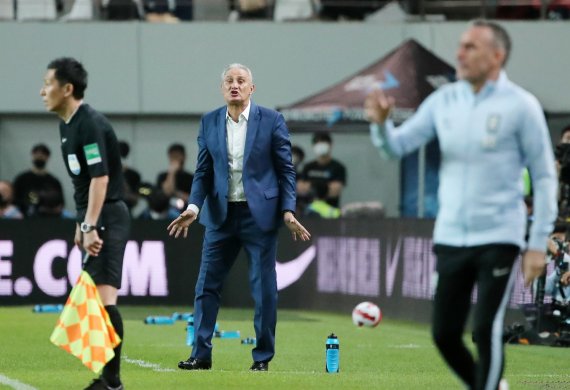 2일 서울월드컵경기장에서 열리는 2002 한일월드컵 20주년 기념 평가전 대한민국과 브라질의 경기, 전반 브라질 치치 감독이 선수들에게 작전을 지시하고 있다. 2022.6.2/뉴스1 ⓒ News1 김진환 기자