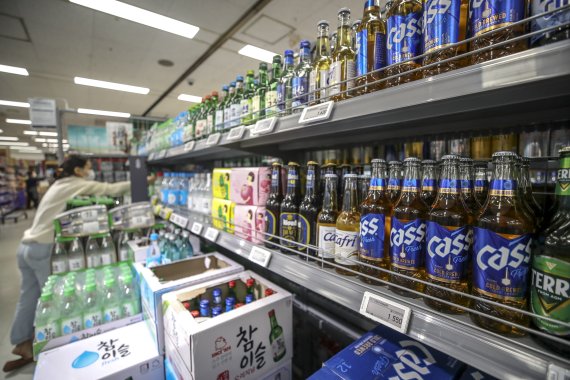 서울시내 대형마트에 진열된 소주, 맥주. 뉴시스