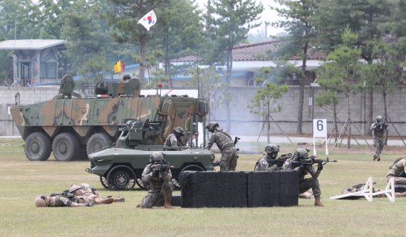 지난 2022년 6월10일 경기도 양주시 육군 제25사단에서 열린 '아미타이거 시범여단전투단 선포식 뒤 아미타이거 부대원들이 '유무인 복합전투체계 전투시연'을 선보이고 있다. 뉴스1