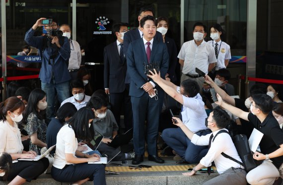 이준석 전 국민의힘 대표가 지난 17일 서울 양천구 남부지방법원에서 당 비상대책위원회 효력을 정지해달라며 낸 가처분 신청 사건 심문을 마친 후 취재진 질문에 답변하고 있다. /뉴스1