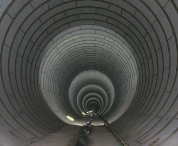 '간다천·환상7호선 지하조절지'의 내부. 지름 12.5m, 길이 4.5㎞ 규모의 거대 터널 형태로 건설된 이 조절지는 한 번에 54만t의 물을 담아놓을 수 있다. 도쿄도 제공