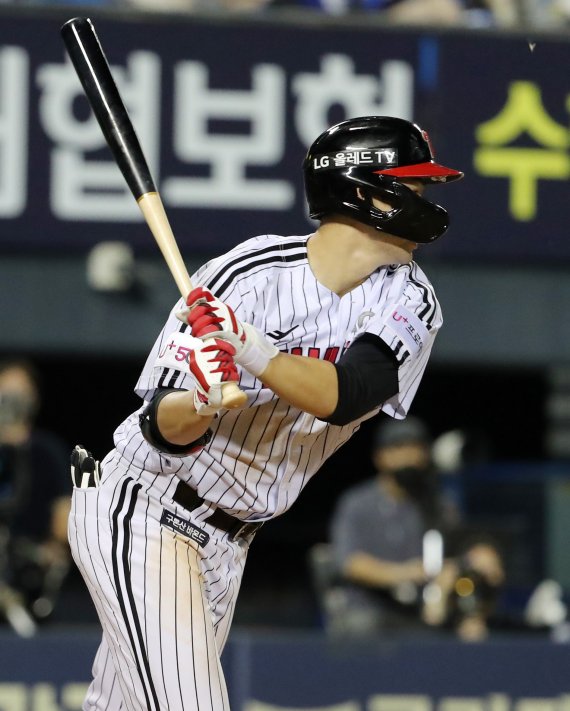 17일 오후 서울 송파구 잠실야구장에서 열린 '2022 신한은행 SOL KBO리그’ 삼성 라이온즈와 LG 트윈스의 경기, LG 홍창기가 3회말 2사 2루에서 적시타를 치고 있다. 2022.8.17/뉴스1 ⓒ News1 김진환 기자