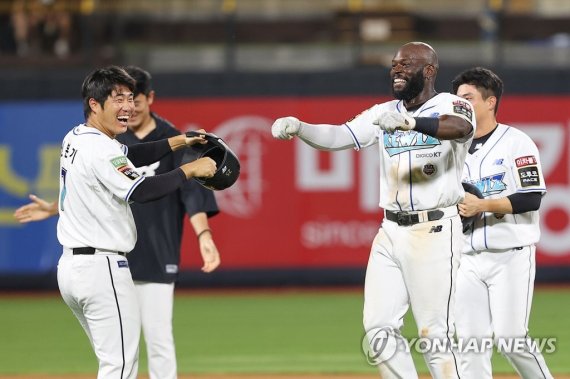 끝내기 승리의 짜릿함 끝내기 승리의 짜릿함 (수원=연합뉴스) 신현우 기자 = 17일 경기도 수원케이티위즈파크에서 열린 2022 프로야구 KBO리그 키움 히어로즈와 kt wiz의 경기에서 끝내기 안타로 3-2 승리를 이끈 kt 알포드가 동료들과 기뻐하고 있다. 2022.8.17 nowwego@yna.co.kr (끝)