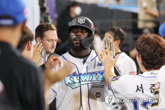 알포드 득점 성공, 따라가는 kt 알포드 득점 성공, 따라가는 kt (수원=연합뉴스) 신현우 기자 = 17일 경기도 수원케이티위즈파크에서 열린 2022 프로야구 KBO리그 키움 히어로즈와 kt wiz의 경기. 8회말 2사 1,2루 kt 조용호 안타 때 득점에 성공한 알포드가 더그아웃에서 축하받고 있다. 2022.8.17 nowwego@yna.co.kr (끝)