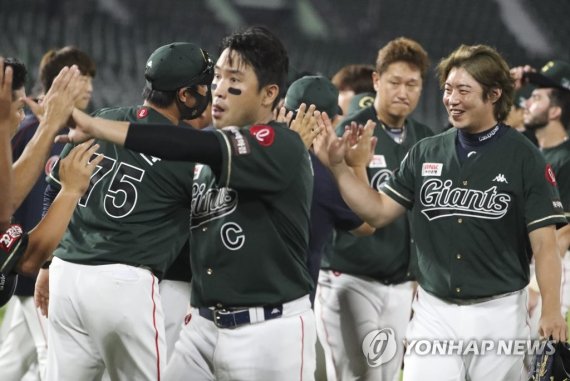 가을야구 갈길 바쁜 롯데-두산전, 롯데가 8-6으로 승리 가을야구 갈길 바쁜 롯데-두산전, 롯데가 8-6으로 승리 (부산=연합뉴스) 강덕철 기자 = 17일 부산 사직야구장에서 열린 프로야구 두산 베어스와 롯데 자이언츠의 경기에서 8-6으로 승리한 롯데 선수들이 기쁨을 나누고 있다. 2022.8.17 kangdcc@yna.co.kr (끝)