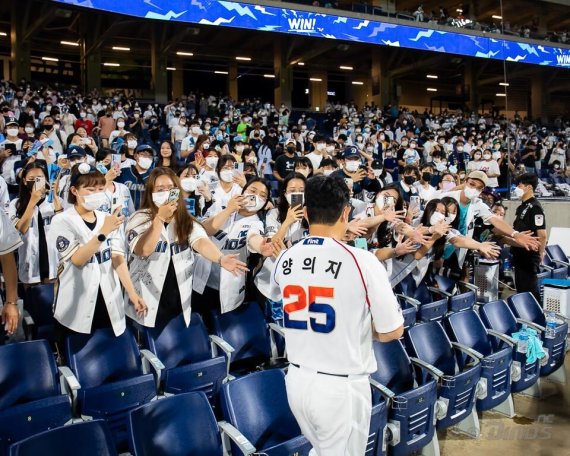 팬들에게 인사하는 NC 양의지 [NC 다이노스 제공. 재판매 및 DB 금지]