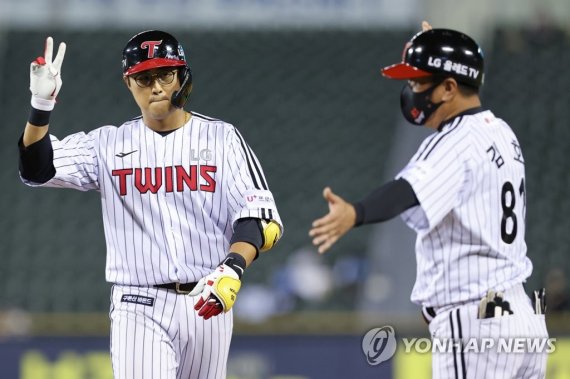 채은성 '2점 추가요!' 채은성 '2점 추가요!' (서울=연합뉴스) 서대연 기자 = 16일 서울 송파구 잠실야구장에서 열린 2022 프로야구 KBO리그 삼성 라이온즈와 LG 트윈스의 경기. 5회말 무사 2,3루 LG 채은성이 2타점 안타를 치고 세리머니를 하고 있다. 2022.8.16 dwise@yna.co.kr (끝)