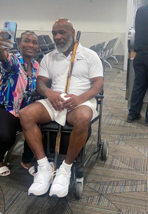 Mike Tyson em cadeira de rodas com bengala (Fonte: New York Post)