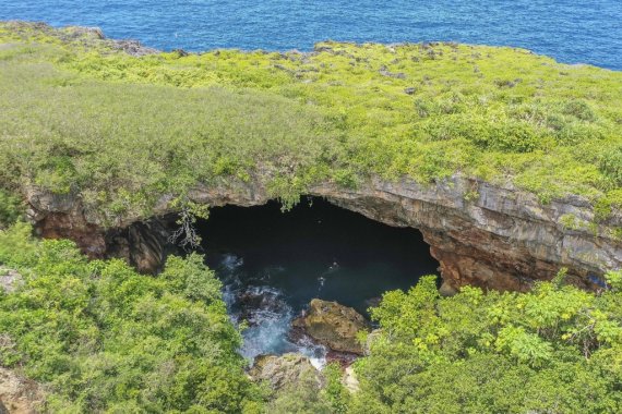 [imazine]에메랄드빛 사이판 해변…해외여행이 돌아왔다 ② 다이빙 메카 그로토 [사진/성연재 기자]