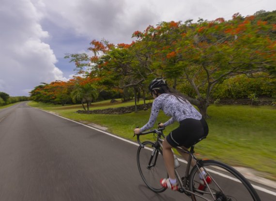 [imazine]에메랄드빛 사이판 해변…해외여행이 돌아왔다 ② 만세 절벽으로 향하는 자전거 [사진/성연재 기자]