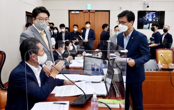 권성동 국민의힘 원내대표와 김영식 의원이 18일 서울 여의도 국회에서 열린 과학기술정보방송통신위원회 전체회의에서 회의 운영 방식 및 법안심사소위원회 구성 등과 관련해 정청래 위원장에게 항의하고 있다. (공동취재) 뉴스1