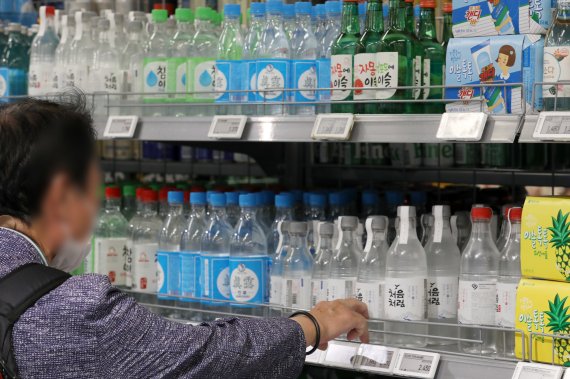 서울 시내 한 대형마트에서 고객이 주류를 고르고 있다. /사진=뉴시스화상