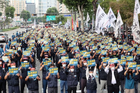 민노총 공공운수노조, 하이트진로의 집단 해고, 손배 소송, 노조파괴 분쇄 결의대회가 18일 오후 서울 강남구 하이트진로 본사 앞에서 열려 노조원들이 구호를 외치고 있다. 사진=서동일 기자