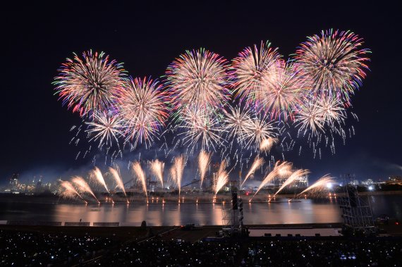 지난 2019년 6월1일 오후 경북 포항시 남구 형산강 체육공원에서 열린 2019포항국제불빛축제 메인행사가 화려하게 펼쳐지고 있다. 2019.6.1/뉴스1 ⓒ News1 최창호 기자