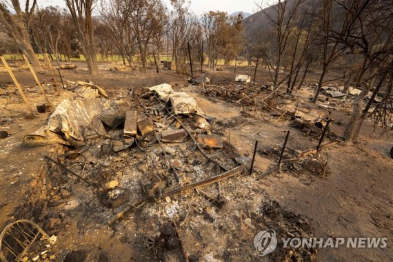가뭄에 더 빈번해진 캘리포니아 산불 TOPSHOT - A picture shows burnt trailers in the Oak Ridge mobile home park destroyed in the McKinney Fire, in the Klamath National Forest near Yreka, California, on August 2, 2022. - At least four people are now known to have died in a wildfire sweeping through California, author
