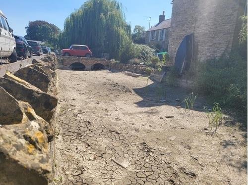 애슈턴 킨스 지역에 바닥이 보이는 템스강 애슈턴 킨스 지역에 바닥이 보이는 템스강 (글로스터셔[영국]=연합뉴스) 최윤정 특파원 = 12일(현지시간) 템스강 수원에서 차로 10분 정도 떨어진 애슈턴 킨스 지역에도 강이 말라 바닥이 드러나 있다. 2022.8.16 merciel@yna.co.kr (끝)