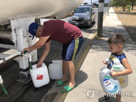 [기후위기현장을 가다] 급수트럭에서 물 받는 멕시코 주민 [기후위기현장을 가다] 급수트럭에서 물 받는 멕시코 주민 (산니콜라스[멕시코 누에보레온주]=연합뉴스) 고미혜 특파원 = 멕시코 북부 몬테레이 일대 물 위기가 심화한 가운데 1일(현지시간) 산니콜라스 주민들이 급수 트럭에서 물을 받고 있다. 2022.8.4. mihye@yna.co.kr (끝)