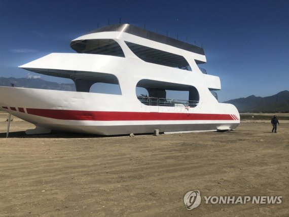 [기후위기현장을 가다] 말라버린 저수지…흙바닥에 놓인 선박 [기후위기현장을 가다] 말라버린 저수지…흙바닥에 놓인 선박 (산티아고[멕시코 누에보레온주]=연합뉴스) 고미혜 특파원 = 멕시코 북부 몬테레이 지역에 물을 공급하는 산티아고 라보카 댐 저수지가 가뭄으로 마르면서 2일(현지시간) 선박이 땅 위에 놓여 있다. 2022.8.4. mihye@yna.co.kr (끝)