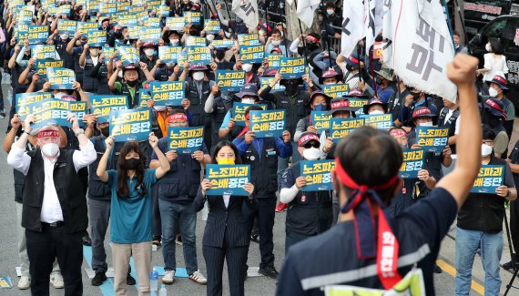 민주노총 공공운수노조 조합원들이 18일 하이트진로 본사 앞에서 열린 화물연대 고공농성투쟁 승리 결의대회에서 손팻말을 들고 구호를 외치고 있다. 2022.8.18/사진=뉴스1