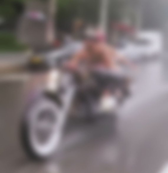 서울 강남 한복판에서 상의를 벗고 오토바이를 운전한 남성과 그 뒷좌석에 비키니를 입고 탄 여성이 경찰에 입건됐다. (유튜브 갈무리) ⓒ 뉴스1 /사진=뉴스1