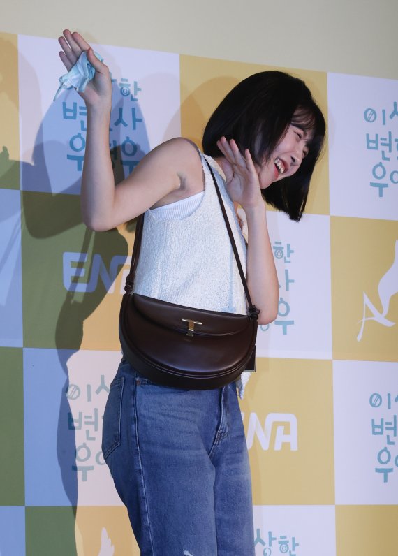 주현영 '동그라미 왔어요' (서울=연합뉴스) 류효림 기자 = 배우 주현영이 18일 오후 서울 용산구 한강로동 CGV용산점에서 열린 드라마 '이상한 변호사 우영우' 마지막 회 단체관람 행사에서 포즈를 취하고 있다. 2022.8.18 ryousanta@yna.co.kr (끝)