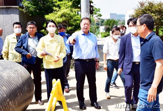 김경일 파주시장 산남동 난개발 민원현장 방문. 사진제공=파주시