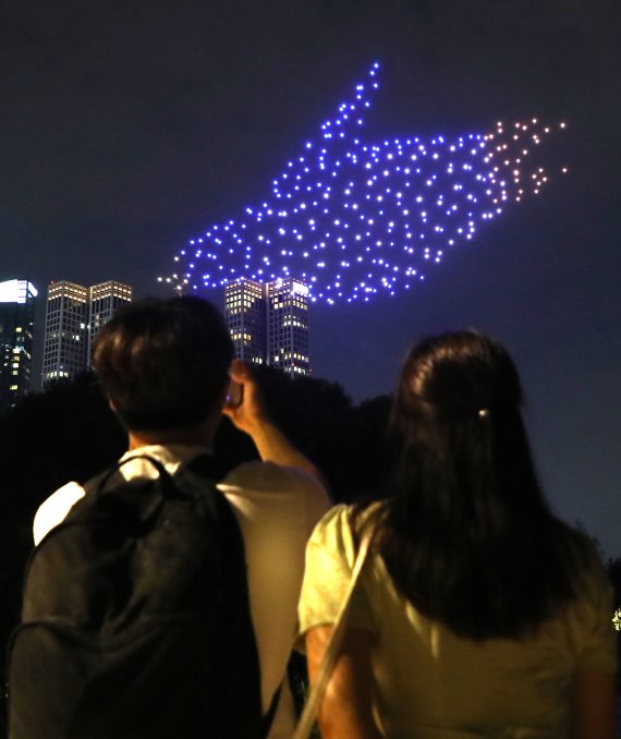 18일 서울 성동구 서울숲에서 그린피스가 개최한 해양보호 드론쇼 중 300대의 드론으로 만들어진 펭귄이 도심 위로 헤엄 치고 있다. 2022.8.18/뉴스1 ⓒ News1 장수영 기자