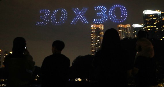 18일 서울 성동구 서울숲에서 그린피스가 개최한 해양보호 드론쇼 중 300대의 드론이 해양 보호 캠페인 문구를 만들고 있다. 사진은 촬영 후 좌우반전. 2022.8.18/뉴스1 ⓒ News1 장수영 기자