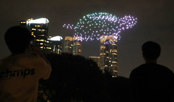 18일 서울 성동구 서울숲에서 그린피스가 개최한 해양보호 드론쇼 중 300대의 드론으로 만들어진 바다거북이가 도심 위로 헤엄 치고 있다. 2022.8.18/뉴스1 ⓒ News1 장수영 기자