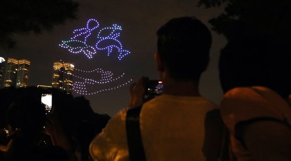 18일 서울 성동구 서울숲에서 그린피스가 개최한 해양보호 드론쇼 중 300대의 드론으로 바다 동물 보호 캠페인이 펼쳐지고 있다. 2022.8.18/뉴스1 ⓒ News1 장수영 기자