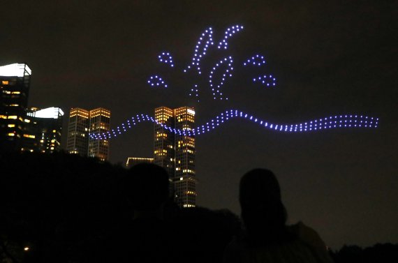 18일 서울 성동구 서울숲에서 그린피스가 개최한 해양보호 드론쇼 중 300대의 드론으로 바다와 물고기가 만들어지고 있다. 2022.8.18/뉴스1 ⓒ News1 장수영 기자