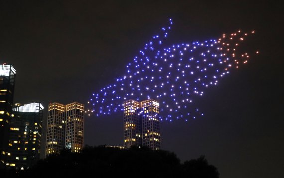 18일 서울 성동구 서울숲에서 그린피스가 개최한 해양보호 드론쇼 중 300대의 드론으로 만들어진 펭귄이 도심 위로 헤엄 치고 있다. 2022.8.18/뉴스1 ⓒ News1 장수영 기자