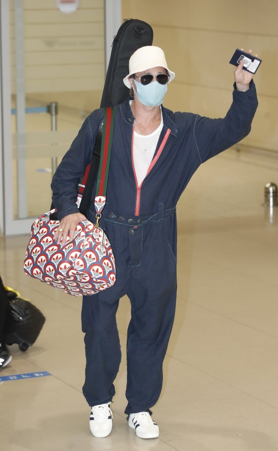 할리우드 배우 브래드 피트가 영화 ‘불릿 트레인’(연출 데이빗 레이치) 홍보차 18일 오후 인천국제공항을 통해 내한해 인사를 하고 있다. ⓒ News1 권현진 기자