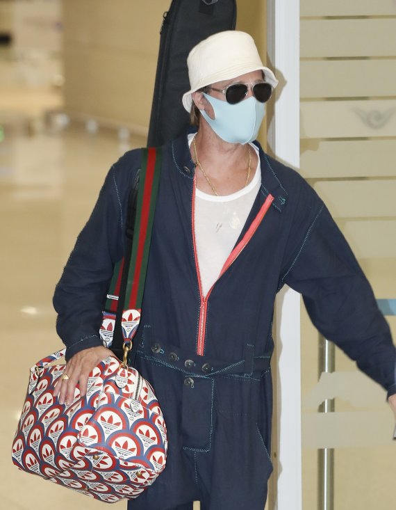 할리우드 배우 브래드 피트가 영화 ‘불릿 트레인’(연출 데이빗 레이치) 홍보차 18일 오후 인천국제공항을 통해 입국하고 있다. ⓒ News1 권현진 기자