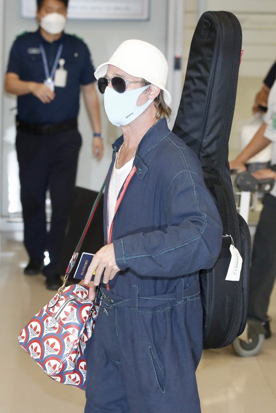 할리우드 배우 브래드 피트가 영화 ‘불릿 트레인’(연출 데이빗 레이치) 홍보차 18일 오후 인천국제공항을 통해 입국하고 있다. ⓒ News1 권현진 기자