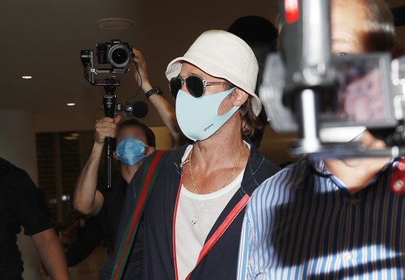 할리우드 배우 브래드 피트가 영화 ‘불릿 트레인’(연출 데이빗 레이치) 홍보차 18일 오후 인천국제공항을 통해 내한해 차로 이동하고 있다. ⓒ News1 권현진 기자