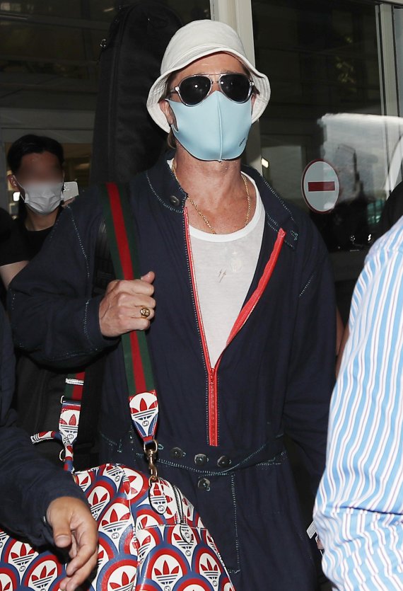 할리우드 배우 브래드 피트가 영화 ‘불릿 트레인’(연출 데이빗 레이치) 홍보차 18일 오후 인천국제공항을 통해 내한해 차로 이동하고 있다. ⓒ News1 권현진 기자