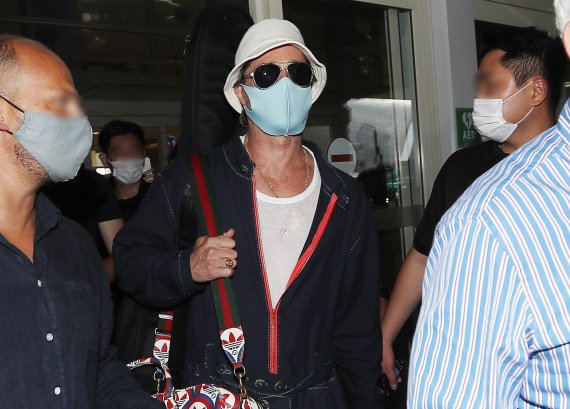 할리우드 배우 브래드 피트가 영화 ‘불릿 트레인’(연출 데이빗 레이치) 홍보차 18일 오후 인천국제공항을 통해 내한해 차로 이동하고 있다. ⓒ News1 권현진 기자