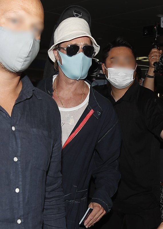 할리우드 배우 브래드 피트가 영화 ‘불릿 트레인’(연출 데이빗 레이치) 홍보차 18일 오후 인천국제공항을 통해 내한해 차로 이동하고 있다. ⓒ News1 권현진 기자