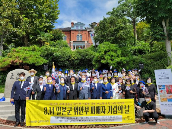 일본군 위안부 문제를 국내외에 알리고 위안부 피해자를 기림으로써 올바른 역사의식을 고취하기 위한 추모행사가 전남도 곳곳에서 잇따르고 있는 가운데 지난 18일 목포 근대역사관 제1관 앞 평화의 소녀상 앞에서 전남소녀상연대, 목포평화위원회 주관으로 '일본군 위안부 피해자 기림의 날' 기념행사가 열렸다. 사진=전남도 제공