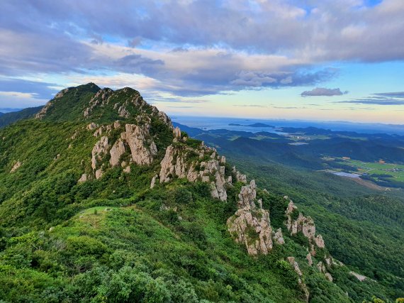 달마봉 가는 길. 바라보는 조망은 최고지만, 솟구친 암릉을 치고 나가긴 쉽지 않다 ⓒ 뉴스1