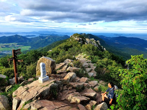 달마봉 정상. 뺑둘러 다도해의 절경이 가득하고, 능선 끝에 가야할 도솔봉이 아득하다 ⓒ 뉴스1
