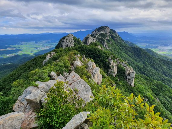 도솔암 방향의 울뚝불뚝한 암릉. 설악산 공룡능선을 닮은 ‘아기공룡 능선’ ⓒ 뉴스1