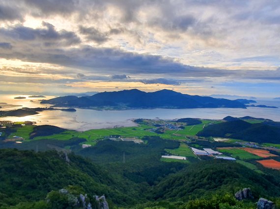 달마산에서 바라본 완도. 거대한 항공모함이 수많은 함정을 거느리고 항해하는 모습이다 ⓒ 뉴스1